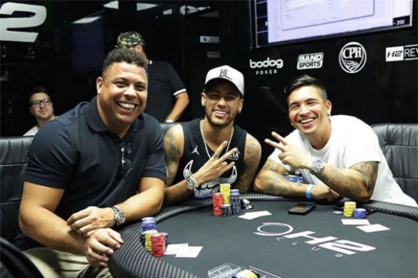 Neymar vùi đầu vào trò chơi ‘đỏ đen’ cùng Ro ‘béo’ - Ảnh 1.