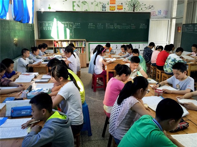 Bỏ dần thi cử, điểm số không phải thứ quan trọng nhất: Các nước trên thế giới đang giúp học sinh giảm áp lực học hành như thế nào?
