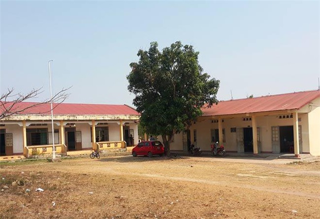 thay giao bi "to" dung tay tat va dam chay mau mui hoc sinh lop 1 - 2