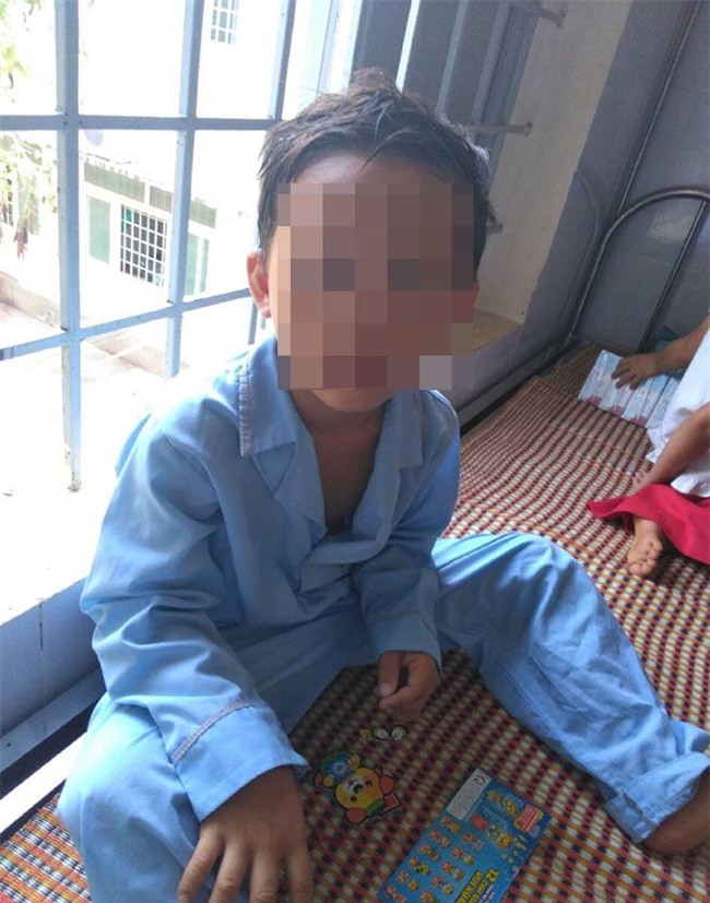 thay giao bi "to" dung tay tat va dam chay mau mui hoc sinh lop 1 - 4