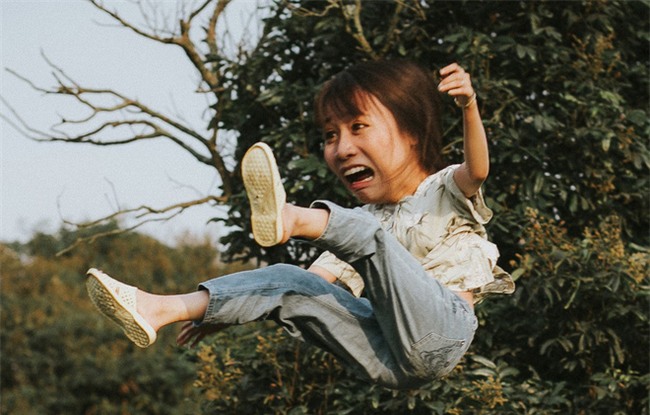 Tin lời đám bạn lầy, cô nàng cho ra biểu cảm "mẹ ơi cứu con" để đời trong bộ ảnh kỷ yếu - Ảnh 3.