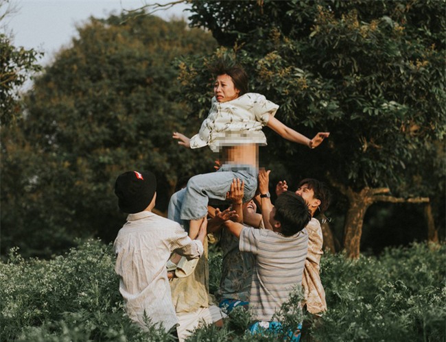 Tin lời đám bạn lầy, cô nàng cho ra biểu cảm "mẹ ơi cứu con" để đời trong bộ ảnh kỷ yếu - Ảnh 3.