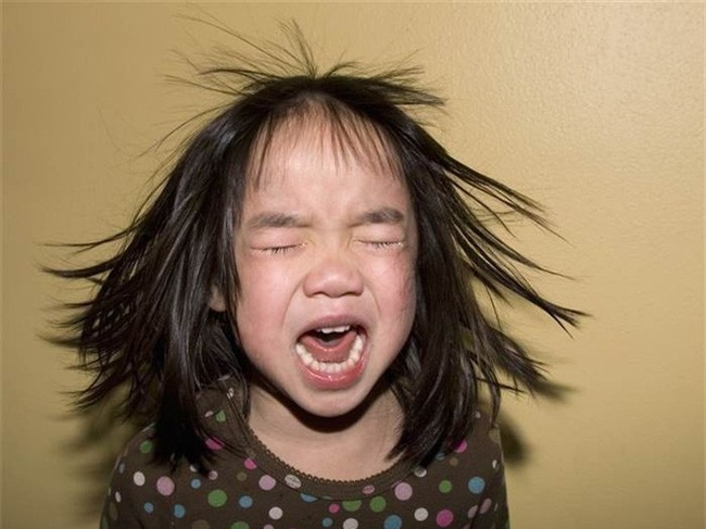 Xử lý khi con ăn vạ: Bố mẹ phải bơ đi mới được! - Ảnh 1.