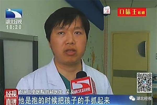 bat chuoc tro choi tren mang, bo khien con gai 2 tuoi nhap vien khan cap - 5