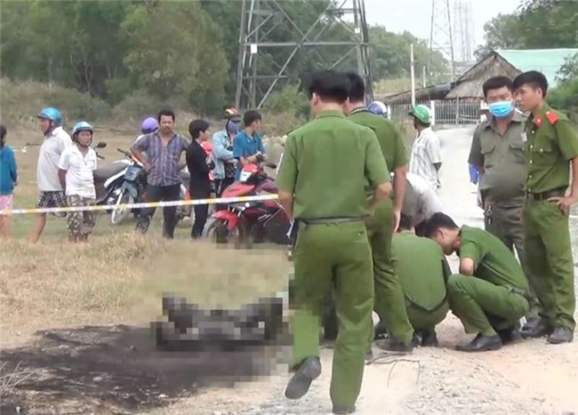 kinh hoang phat hien thi the nguoi phu nu chay den o bai dat trong - 1