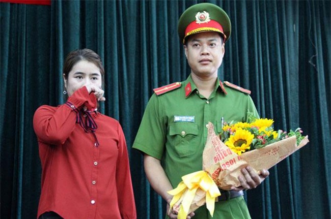 nguoi phu nu bat khoc khi gap lai an nhan vu chay carina: “luc ay toi chi kip hoi ten" - 2