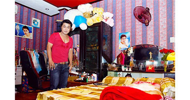 Căn nhà vừa là trụ sở hãng phim Lý Huỳnh, vừa là nơi sinh sống của anh và cha mẹ.