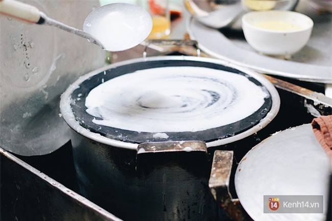 Hàng bánh cuốn lâu năm ở Hà Nội có món nước chấm đặc biệt không hề dùng mắm - Ảnh 2.