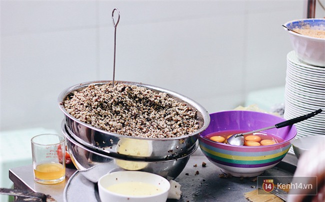 Hàng bánh cuốn lâu năm ở Hà Nội có món nước chấm đặc biệt không hề dùng mắm - Ảnh 2.