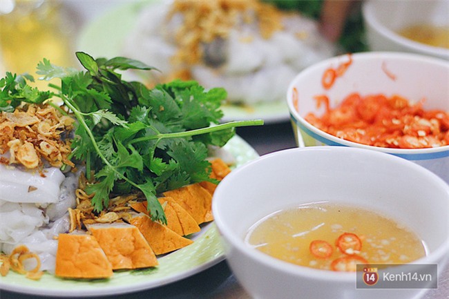 Hàng bánh cuốn lâu năm ở Hà Nội có món nước chấm đặc biệt không hề dùng mắm - Ảnh 2.
