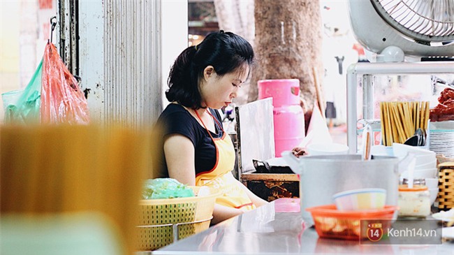 Hàng bánh cuốn lâu năm ở Hà Nội có món nước chấm đặc biệt không hề dùng mắm - Ảnh 2.