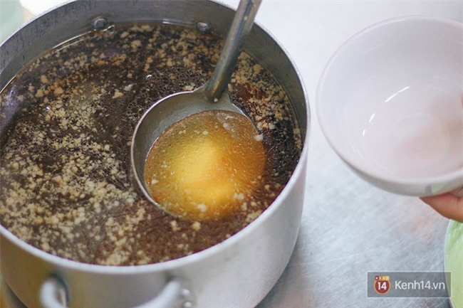 Hàng bánh cuốn lâu năm ở Hà Nội có món nước chấm đặc biệt không hề dùng mắm - Ảnh 5.