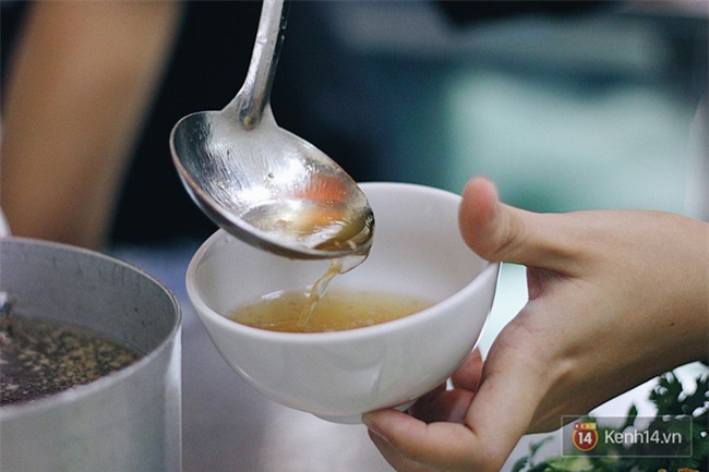 Hàng bánh cuốn lâu năm ở Hà Nội có món nước chấm đặc biệt không hề dùng mắm - Ảnh 7.