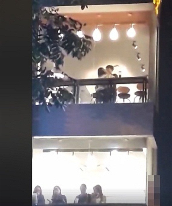 Sốc: Đôi trẻ thản nhiên làm chuyện ấy ngay trong quán trà sữa ở Hà Nội - Ảnh 1.