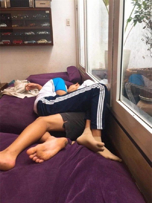 Sốc: Đôi trẻ thản nhiên làm chuyện ấy ngay trong quán trà sữa ở Hà Nội - Ảnh 3.