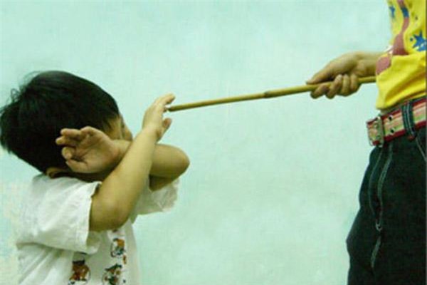 nguy hai khi day con tre bang noi so hai: bo me danh cho chua, con mac tat noi doi - 1