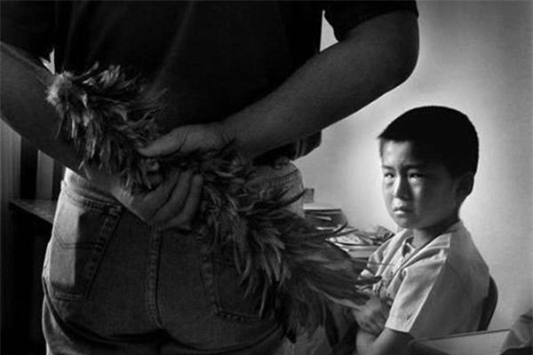 nguy hai khi day con tre bang noi so hai: bo me danh cho chua, con mac tat noi doi - 2