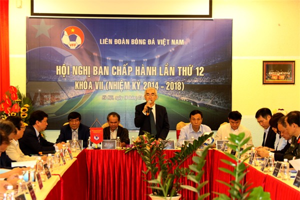 Bộ VHTT&DL; mời họp, bầu Đức nói: ‘Tôi không đi, xấu hổ do không có bằng Đại học’