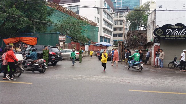 Video: Hiện trường vụ xe điên mất lái đâm liên hoàn trước cổng BV Bạch Mai - Ảnh 12.