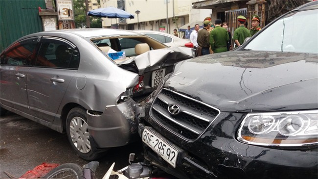 Video: Hiện trường vụ xe điên mất lái đâm liên hoàn trước cổng BV Bạch Mai - Ảnh 4.