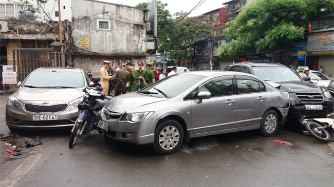 Video: Hiện trường vụ xe điên mất lái đâm liên hoàn trước cổng BV Bạch Mai - Ảnh 5.