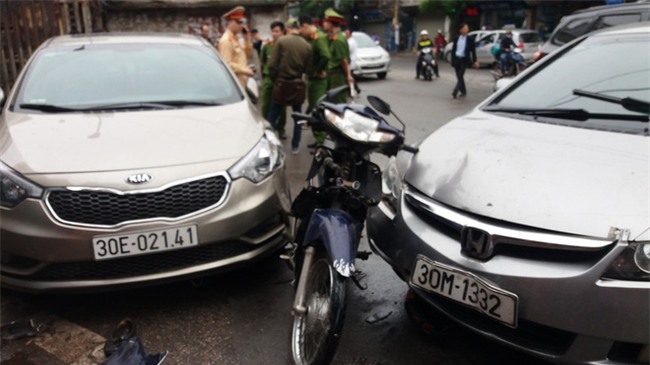 Video: Hiện trường vụ xe điên mất lái đâm liên hoàn trước cổng BV Bạch Mai - Ảnh 6.