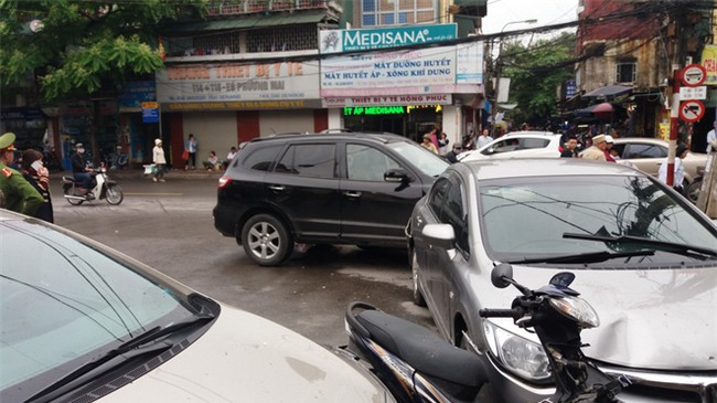 Video: Hiện trường vụ xe điên mất lái đâm liên hoàn trước cổng BV Bạch Mai - Ảnh 7.