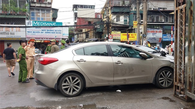 Video: Hiện trường vụ xe điên mất lái đâm liên hoàn trước cổng BV Bạch Mai - Ảnh 9.