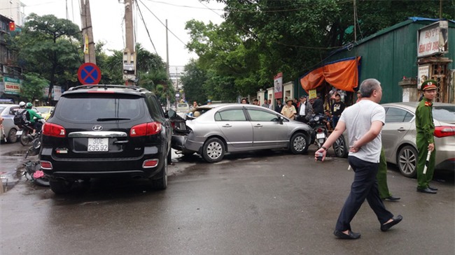 Video: Hiện trường vụ xe điên mất lái đâm liên hoàn trước cổng BV Bạch Mai - Ảnh 10.