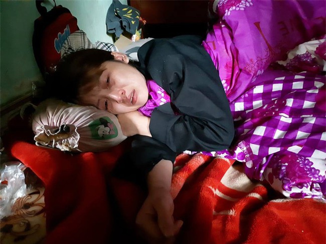 Vụ bé trai 8 tuổi bị kẻ lạ mặt xông vào chém: Tôi bủn rủn nhìn thấy con, các cháu nháo nhác trong nhà - Ảnh 1.