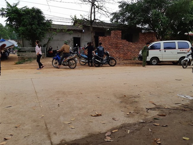 Vụ bé trai 8 tuổi bị kẻ lạ mặt xông vào chém: Tôi bủn rủn nhìn thấy con, các cháu nháo nhác trong nhà - Ảnh 3.