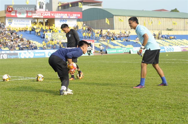 Thầy ngoại vừa từ chức, Bùi Tiến Dũng ngồi dự bị trận đầu tiên ở V.League 2018 - Ảnh 1.