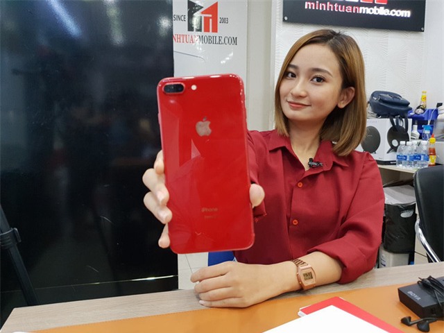 iPhone 8 Plus đầu tiên về Việt Nam có giá lên đến 28 triệu đồng