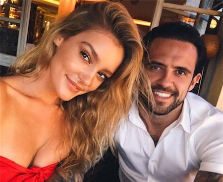 Danny Ings rất may mắn khi có cô bạn gái sexy như Georgia Gibbs