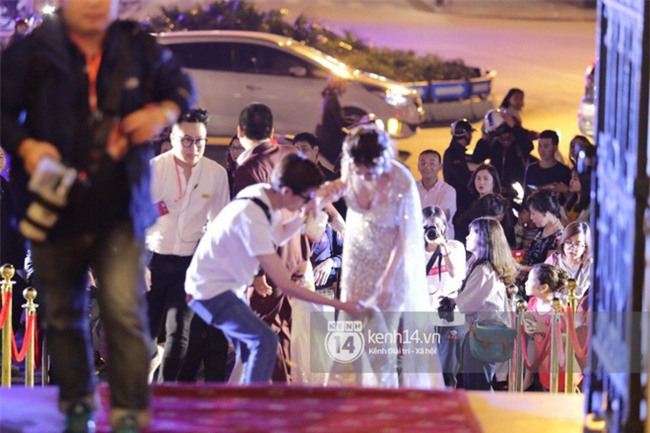 Diện váy áo rườm rà, Midu bối rối vì vấp té tại thảm đỏ Cánh diều vàng 2017 - Ảnh 2.