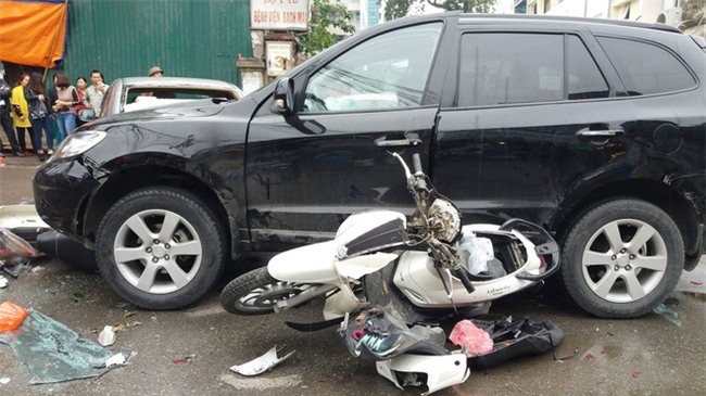 Vụ xe điên ở cổng BV Bạch Mai: Cô gái 30 tuổi bị đâm tử vong khi qua đường mua cơm cho mẹ - Ảnh 6.