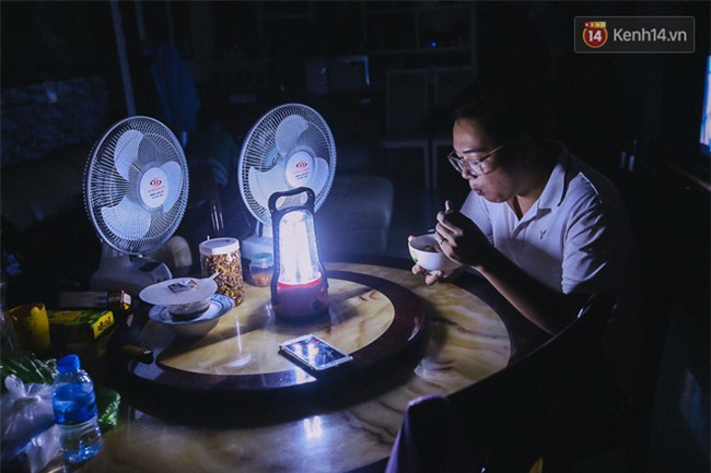 Cuộc sống u tối, lạnh lẽo của những cư dân bám trụ chung cư Carina sau vụ cháy 13 người chết - Ảnh 15.