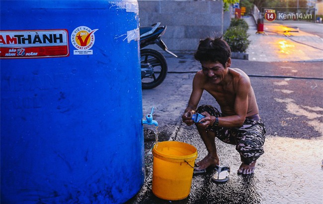 Cuộc sống u tối, lạnh lẽo của những cư dân bám trụ chung cư Carina sau vụ cháy 13 người chết - Ảnh 3.