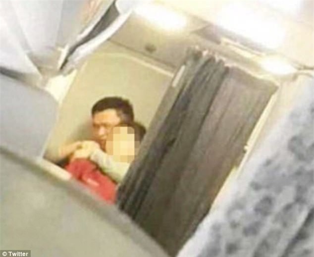 Hành khách bắt tiếp viên hàng không làm con tin, kề chiếc bút bi vào cổ họng, máy bay phải đột ngột chuyển hướng - Ảnh 1.