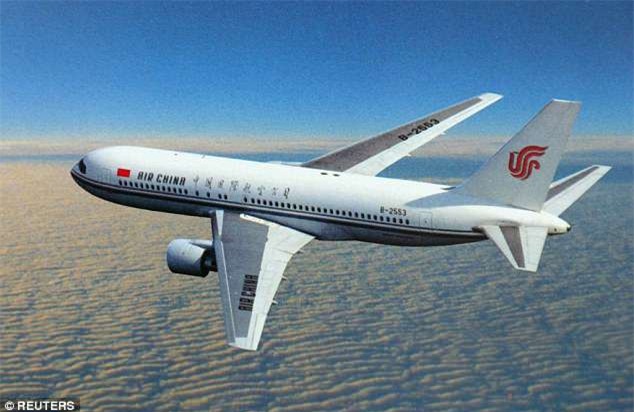 Hành khách bắt tiếp viên hàng không làm con tin, kề chiếc bút bi vào cổ họng, máy bay phải đột ngột chuyển hướng - Ảnh 2.