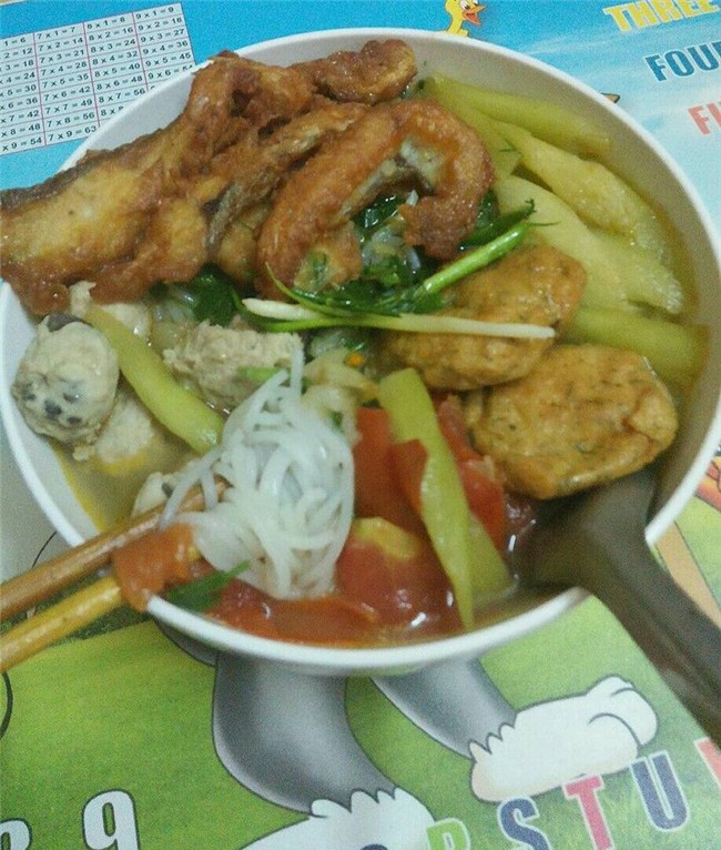 hi huc nau bun ca, 9x bi chong che "nhu cho lon an" khien chi em ran ran benh vuc - 3