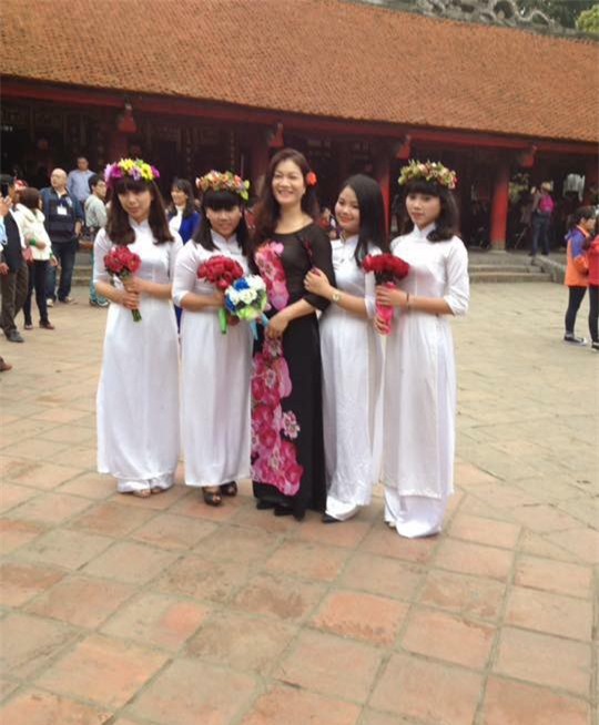 Vợ hốt hoảng thấy ảnh chồng chụp với phụ nữ khác, biết danh tính rồi còn giật mình hơn - Ảnh 1.