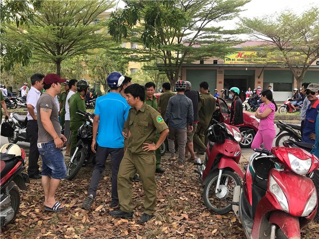 Cha mẹ gào khóc, đòi chết cùng khi phát hiện con trai duy nhất trượt chân tử vong dưới hồ đá làng đại học - Ảnh 2.