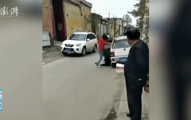 Phẫn nộ con gái đánh đập mẹ giữa chốn đông người chỉ vì hiểu lầm nhỏ - Ảnh 1.