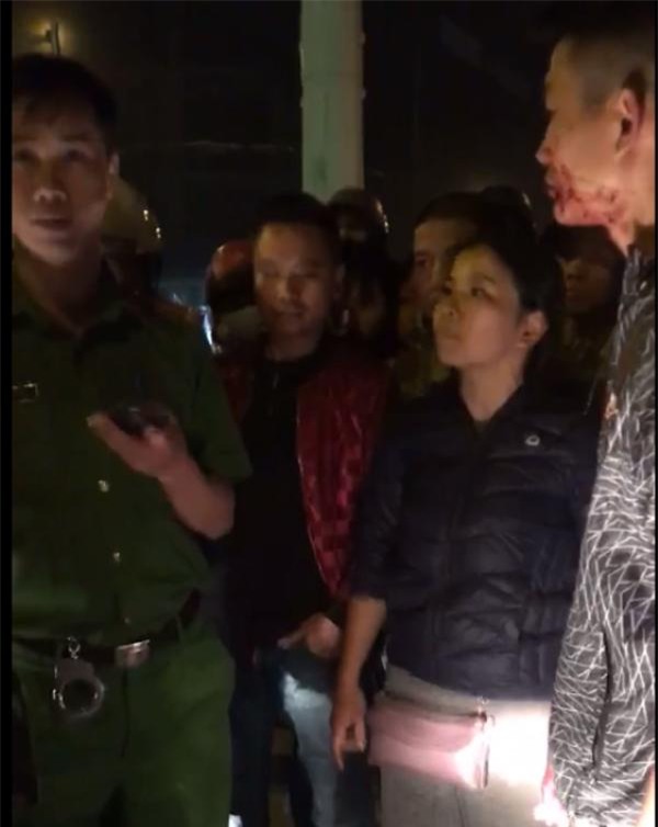 tai xe danh vo chong di xe may be bet mau roi chui vao o to co thu - 1