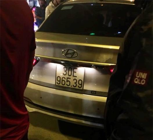 tai xe danh vo chong di xe may be bet mau roi chui vao o to co thu - 2