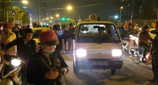 tai xe danh vo chong di xe may be bet mau roi chui vao o to co thu - 3