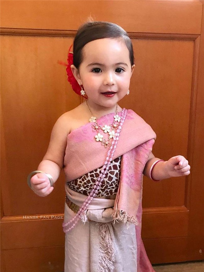 chi mac trang phuc truyen thong, co be lai 2 tuoi khien bao ba me muon co con gai - 10