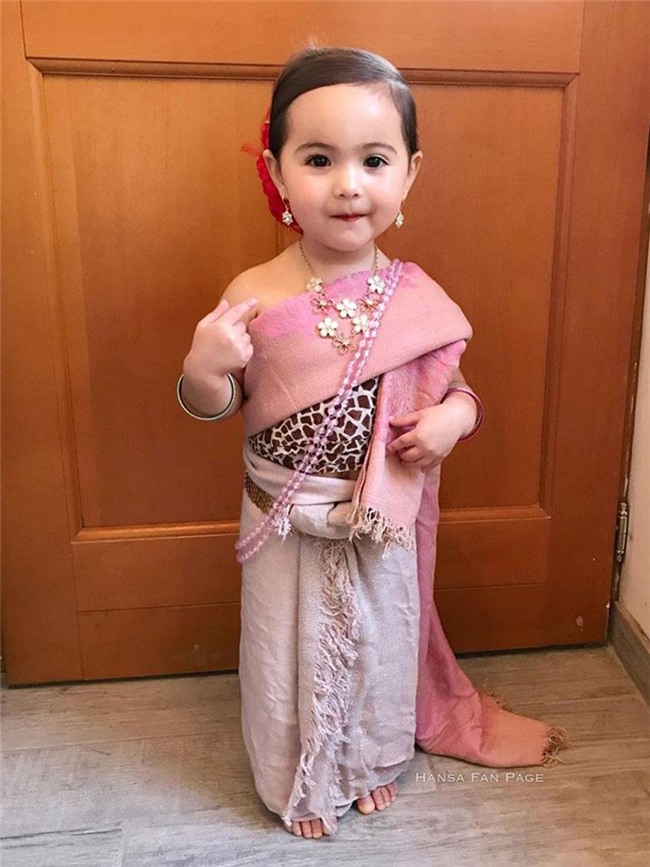 chi mac trang phuc truyen thong, co be lai 2 tuoi khien bao ba me muon co con gai - 11