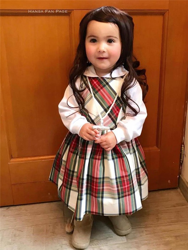 chi mac trang phuc truyen thong, co be lai 2 tuoi khien bao ba me muon co con gai - 13